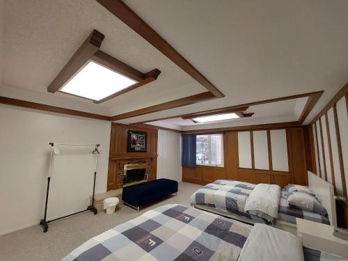 um quarto com 2 camas e uma clarabóia em Green Village B&B em Calgary