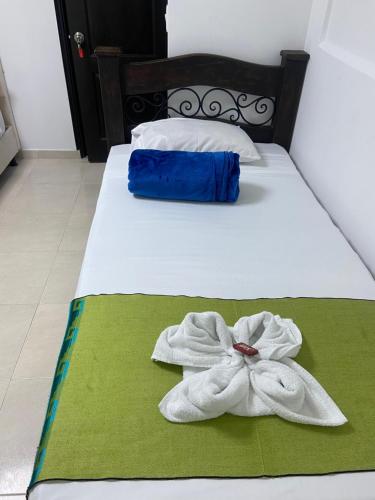 Una cama con dos toallas encima. en Mi Balconcito, en Salento