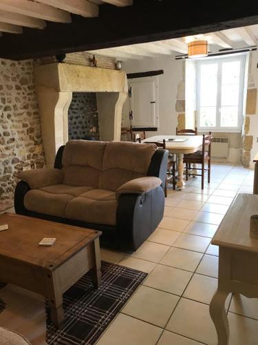 un salon avec un canapé et une table dans l'établissement Gite Regal, à Suaux
