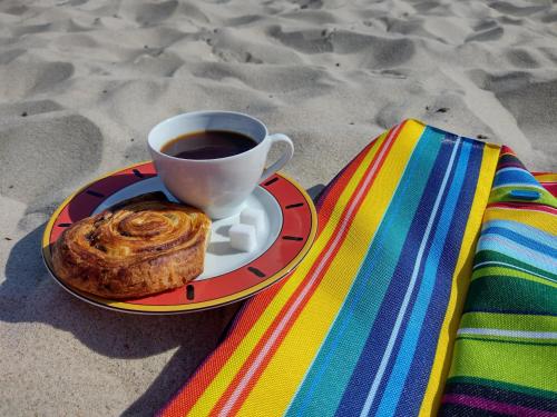 ブワディスワボボにあるArielのビーチでのコーヒーとペストリー