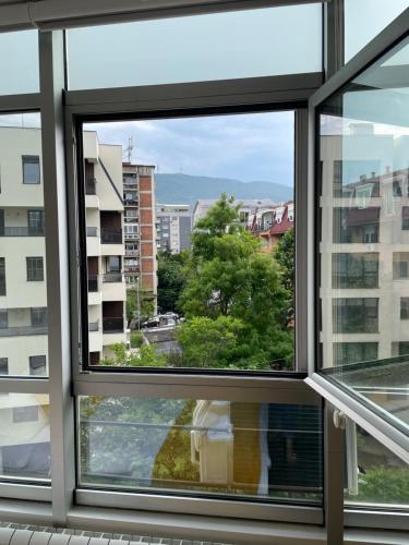 - une vue depuis la fenêtre d'un bâtiment dans l'établissement Kamche apartment, à Skopje