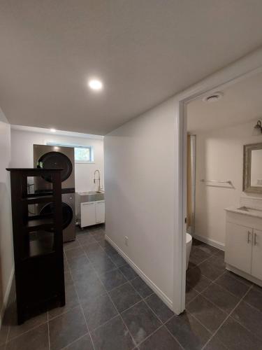 Zimmer mit einem Bad mit WC und Waschbecken in der Unterkunft Green Village B&B in Calgary