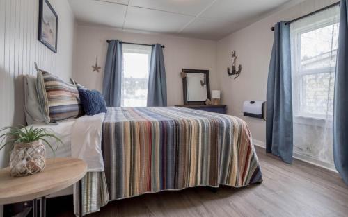パシフィック・シティにあるSea Breeze Cottageのベッドルーム1室(カラフルなベッドカバー付)