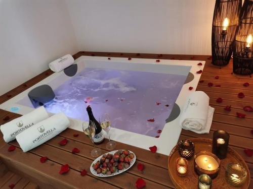 uma piscina de imersão com uma mesa com corações em Portovella Lodges & Bungalows em Pala