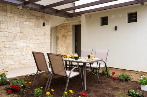 - une table avec des chaises et des boissons sur la terrasse dans l'établissement Marthina Luxury Living, à Potidée