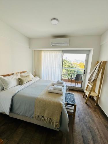 Un dormitorio con una cama grande y una ventana en Roma Apart Recoleta en Buenos Aires
