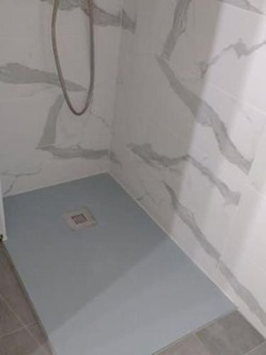 a white toilet in a bathroom with a hose at Apartamento Cool en calpe!centro Turístico y playa in Calpe