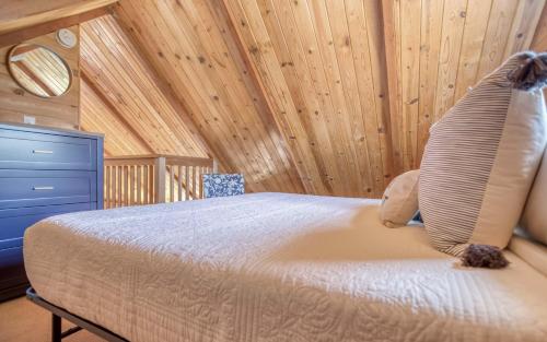 Giường trong phòng chung tại The Cottage Keeper - Meredith Lodging