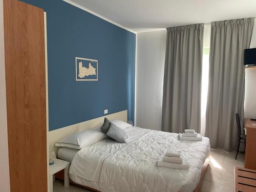 a bedroom with a bed with a blue wall at Sportland in Colle Val D'Elsa
