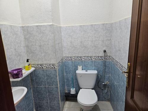 een badkamer met een toilet en een wastafel bij Bel Apart en face technopolis à 4km de l'aéroport in Sale