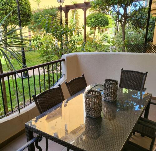 una mesa y sillas en un porche con balcón en Apartamento Sultan, Punta Prima, Panorama Park, 2 bed & 2 beautiful swimming pools, en Punta Prima
