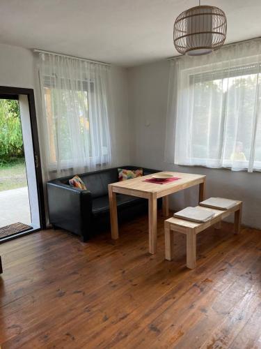 uma sala de estar com um sofá e uma mesa em Seeblick Bungalow em Arendsee