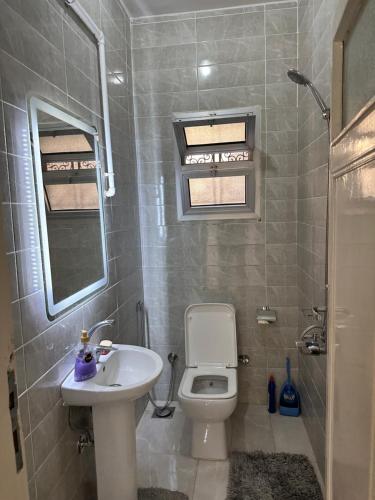 A bathroom at Deluxe room in Degla,Maadi