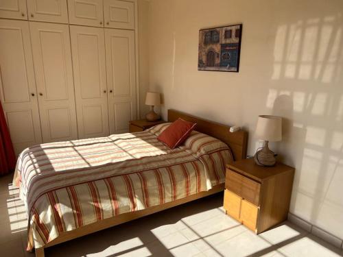 Postel nebo postele na pokoji v ubytování 33 Pleasures Del Duque Apartment