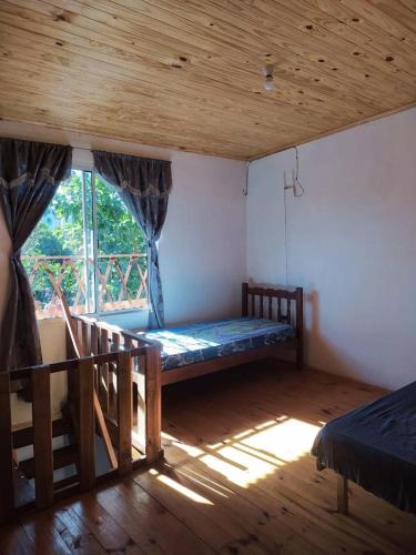 een slaapkamer met een bed in een kamer met een raam bij Departamentos Sato in Apóstoles