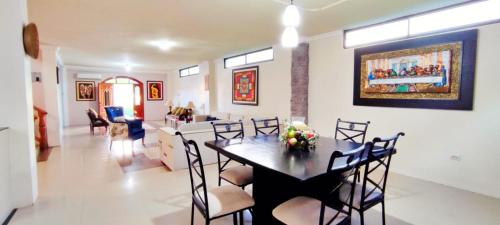 巴克里索莫雷諾港的住宿－Bahía Gardner，用餐室以及带桌椅的起居室。