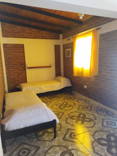 Guerrero في San Roque: غرفة بسريرين ونافذة وسجادة