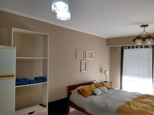 1 dormitorio con cama y ventana en Alquileresmdp en Mar del Plata