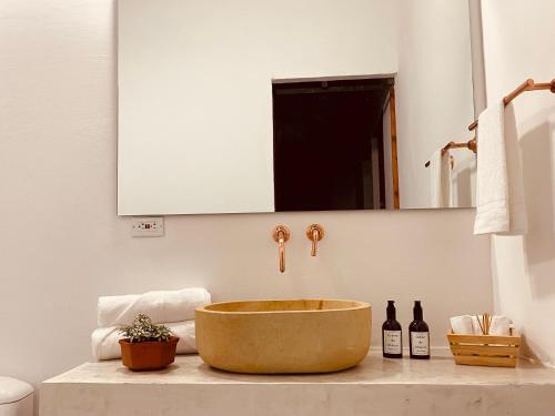 La salle de bains est pourvue d'un lavabo et d'un miroir. dans l'établissement Casa Santo Domingo Guadalupe Santander, à Guadalupe