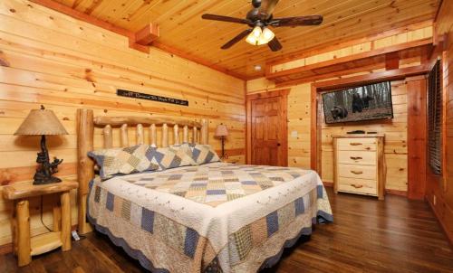 - une chambre avec un lit dans une cabane en rondins dans l'établissement Splash Mountain Lodge, à Pigeon Forge