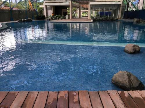 Kasara Urban Resort and Residences في مانيلا: مسبح بمياه زرقاء في مبنى