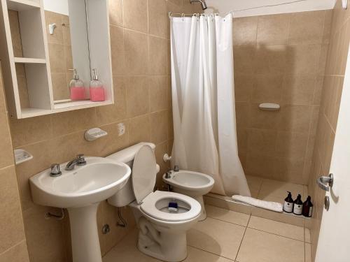 uma casa de banho com um WC, um lavatório e um chuveiro em Los Zorzales Centro em Mendoza