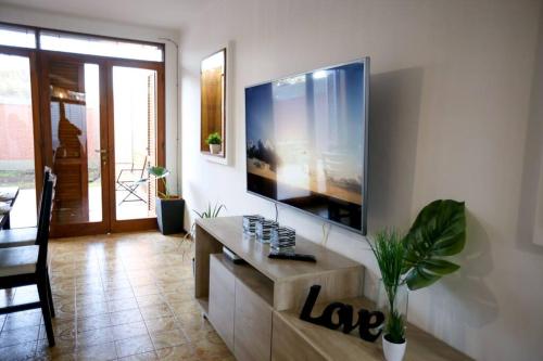 a living room with a large flat screen tv on a wall at Encanto Mendocino: Espaciosa casa en Juan B Justo in Mendoza