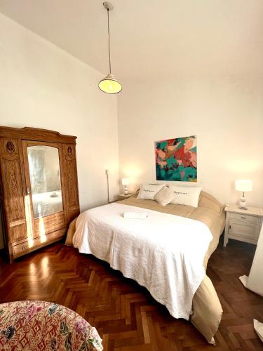 Un dormitorio con una cama grande y una ventana en Apartamento Justina en La Cumbre