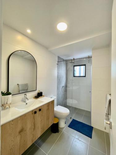 a bathroom with a sink and a toilet and a mirror at ItsaHome Selection - Torre Renua 9C in Quito