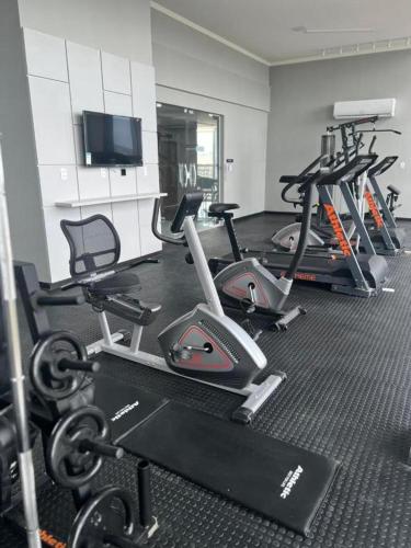 a gym with a bunch of exercise bikes in it at Apartamento Alto Padrão - Com Ar in Campina Grande