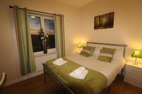 ein Schlafzimmer mit einem Bett mit zwei Handtüchern darauf in der Unterkunft Middlecroft House in Staveley