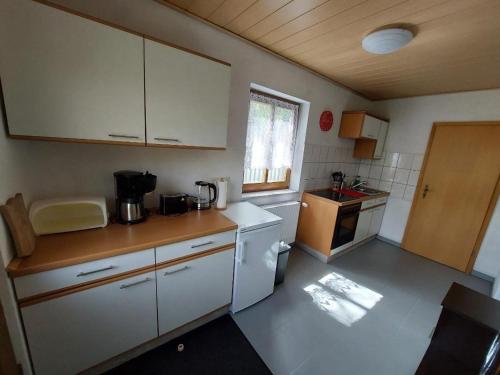 Virtuvė arba virtuvėlė apgyvendinimo įstaigoje Ferienhaus -Alte Feuerwehr- Mittelndorf