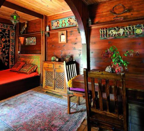 una camera con letto e scrivania in una cabina di Leu lagon a Saint-Leu
