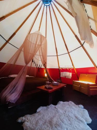Voodi või voodid majutusasutuse Biosfera Lodge tipi para 3 personas toas