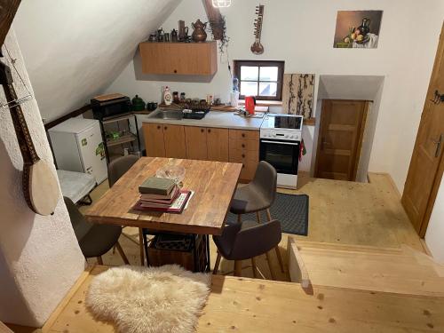 eine kleine Küche mit einem Holztisch und Stühlen in der Unterkunft Cesky Krumlov centrum ap 6 in Český Krumlov