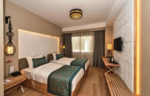 Katil atau katil-katil dalam bilik di Aybar Hotel & Spa