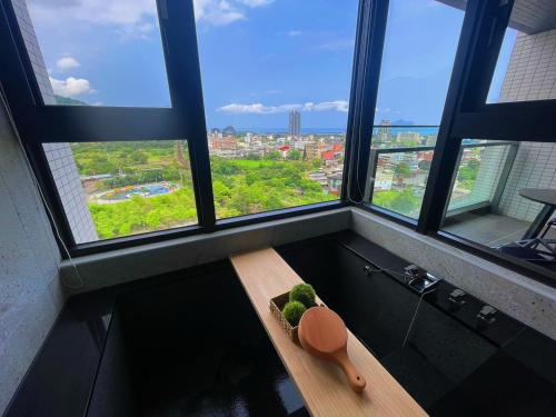 a room with a bench in front of windows at Toucheng Happyhouse頭城黑皮家 附早餐卷 in Toucheng