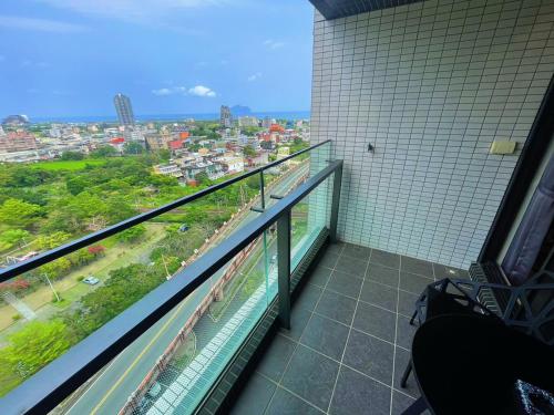 balcón con vistas a la ciudad en Toucheng Happyhouse頭城黑皮家 附早餐卷 en Toucheng