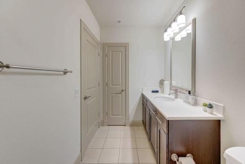 Koupelna v ubytování Cozy Apt NRG Pool,Wi-Fi, Free Parking, PetsOK!