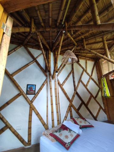 a room with a bed in a wooden ceiling at El Turpial in Jericó