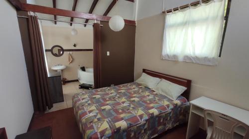 Habitación pequeña con cama y baño. en BINNAH GUEST ROOM, en Moyobamba