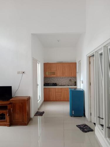 a kitchen with a blue refrigerator in a room at APUT VILLA RESIDENCE MUTIARA B7 in Songgoriti