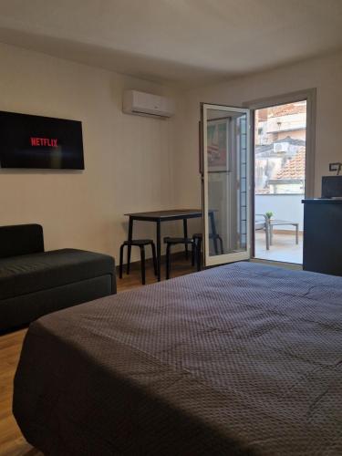 een slaapkamer met een bed, een bank en een tafel bij Angel House oasi in Catania