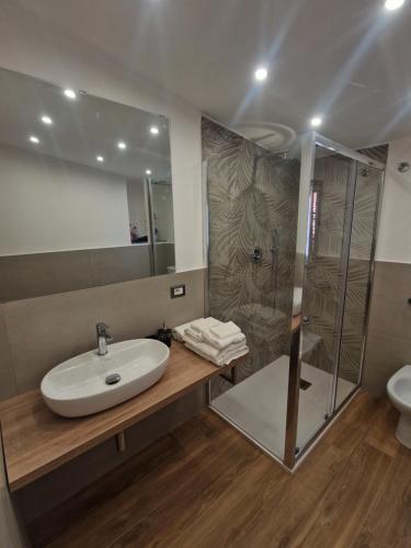 een badkamer met een wastafel en een douche bij Angel House oasi in Catania