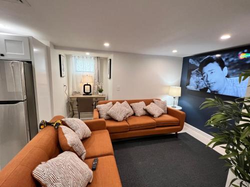 sala de estar con 2 sofás y TV en Roslindale village condos en Boston