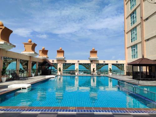 ein großer Pool in der Mitte eines Gebäudes in der Unterkunft Paya Bunga Hotel in Kuala Terengganu