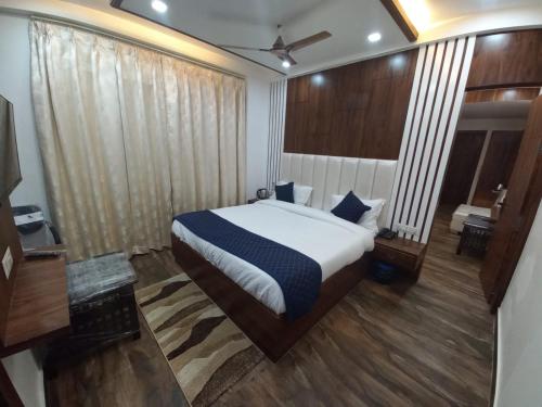 Łóżko lub łóżka w pokoju w obiekcie HOTEL TASTE OF INDIA