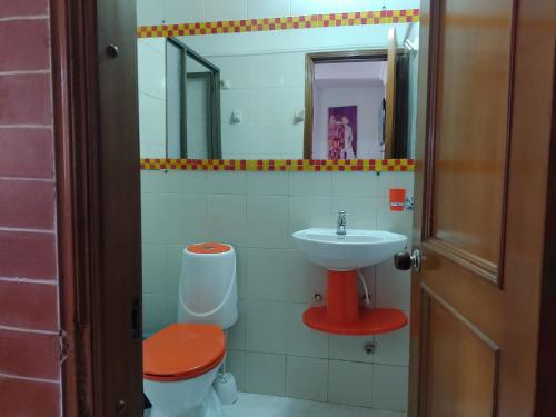 y baño con lavabo, aseo y espejo. en Edificio SAN CARLOS en Santa Marta