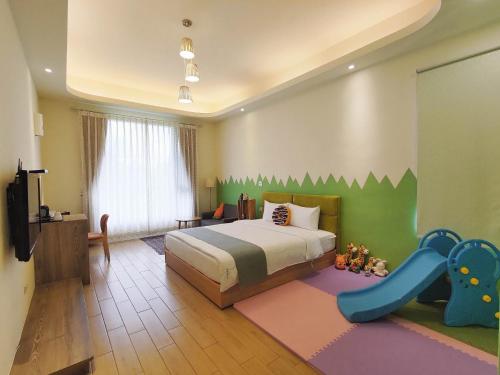 un dormitorio con una cama y un tobogán en Zai Yan Yan 259 B&B, en Jian
