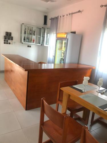 eine Küche mit einer Holztheke und einem Tisch in der Unterkunft Hotel Bel Azur Cotonou in Cotonou